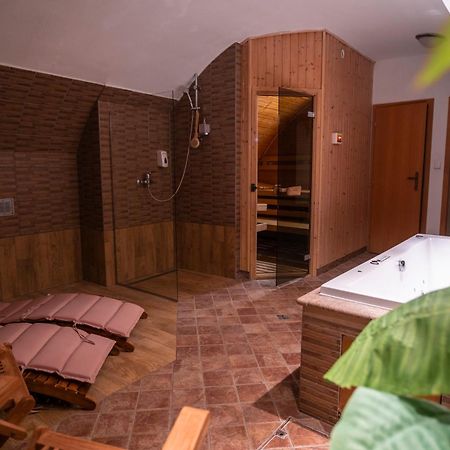 Kroměříž Hotel U Zlateho Kohouta מראה חיצוני תמונה
