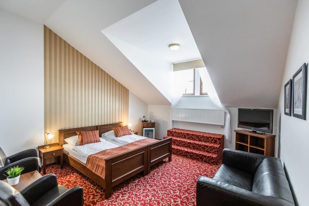 Kroměříž Hotel U Zlateho Kohouta מראה חיצוני תמונה