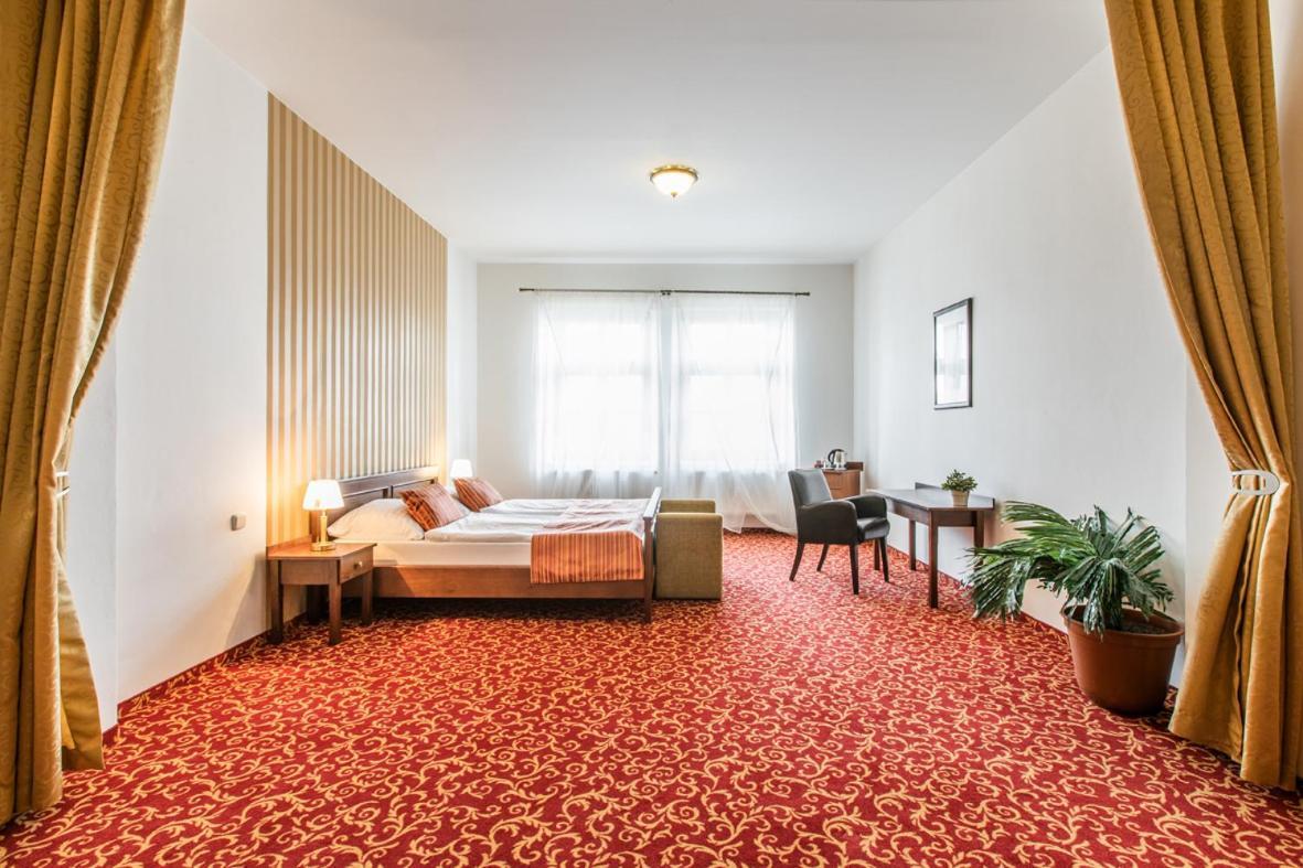 Kroměříž Hotel U Zlateho Kohouta מראה חיצוני תמונה
