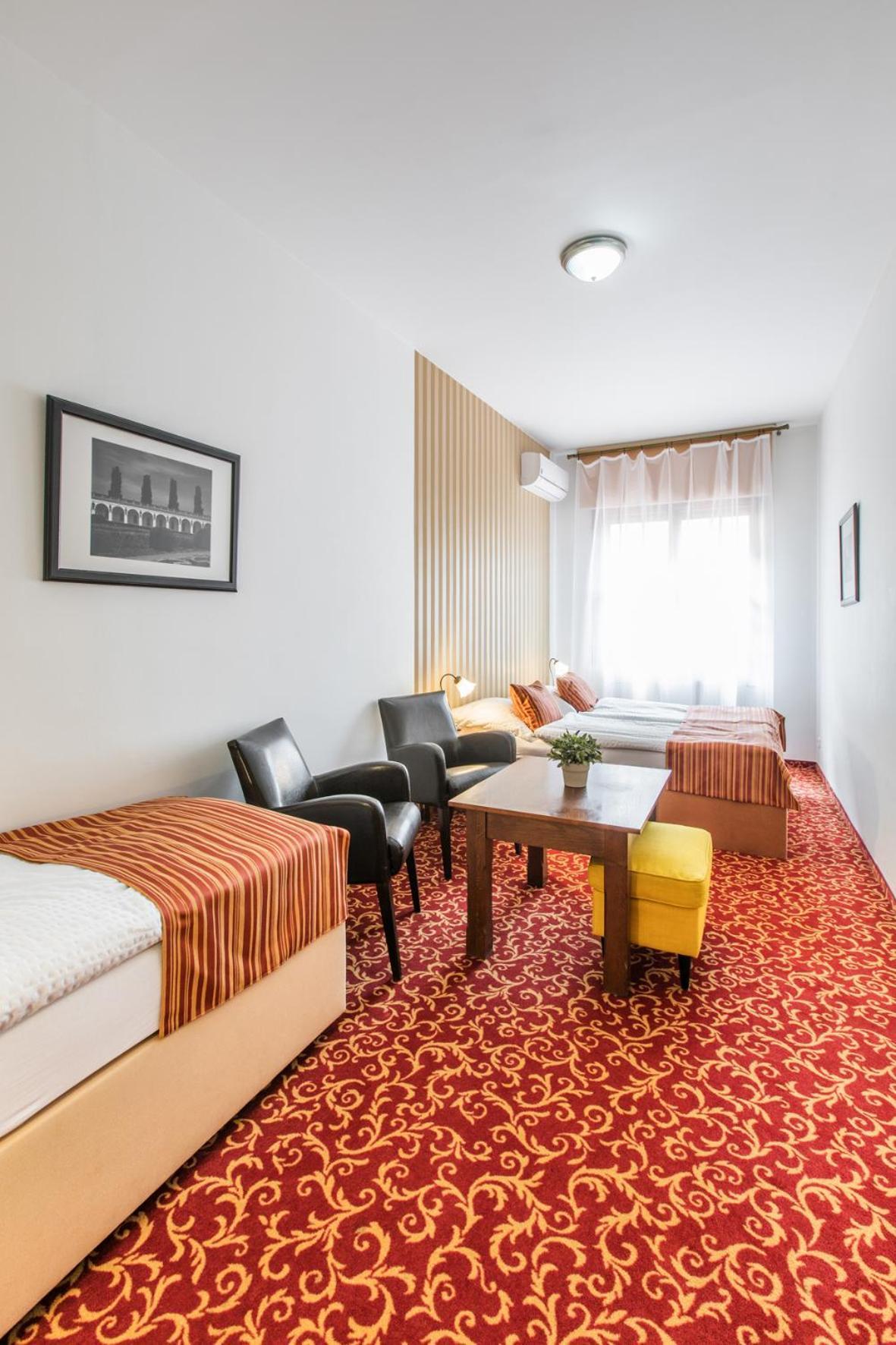 Kroměříž Hotel U Zlateho Kohouta מראה חיצוני תמונה