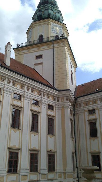 Kroměříž Hotel U Zlateho Kohouta מראה חיצוני תמונה