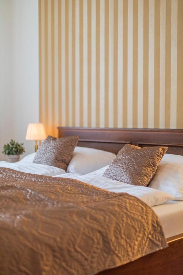 Kroměříž Hotel U Zlateho Kohouta מראה חיצוני תמונה