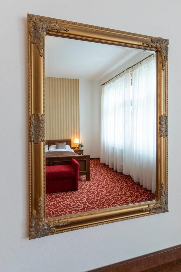 Kroměříž Hotel U Zlateho Kohouta מראה חיצוני תמונה