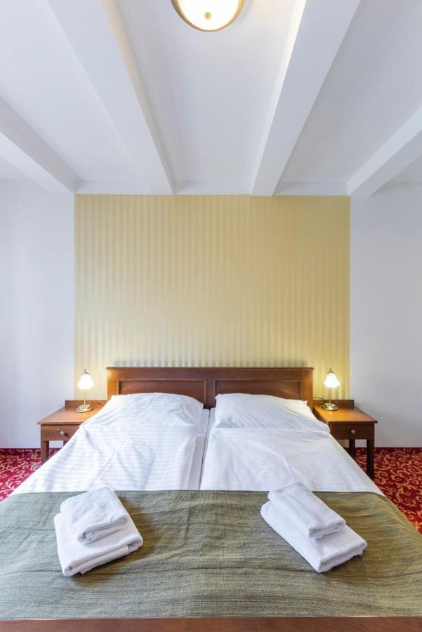 Kroměříž Hotel U Zlateho Kohouta מראה חיצוני תמונה