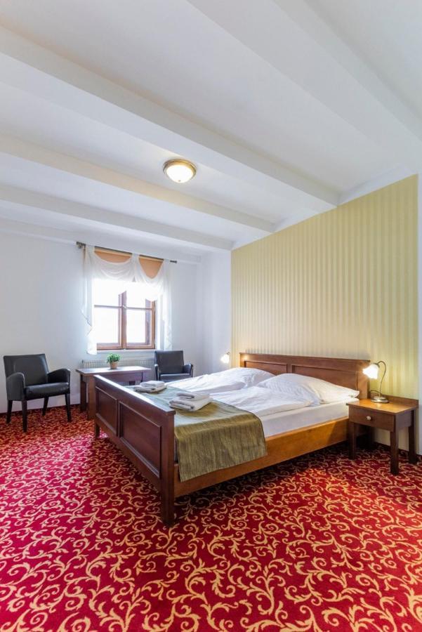 Kroměříž Hotel U Zlateho Kohouta מראה חיצוני תמונה